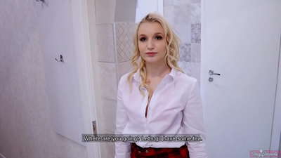 Jonk Fachhéichschoul Meedchen fuddelen hirem Frënd mat sengem Frënd | POV a kum an hirer Muschi!