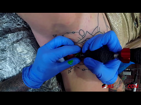 ❤️ Extrem tattooed Hottie Sully Savage krut en Tattoo op hirem Klitoris ❤️ Schéine Porno op lb.onlydesiporn.ru ❤